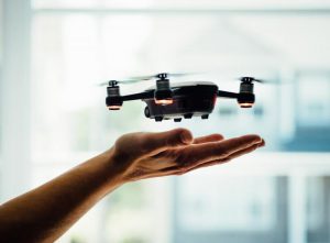 Czy żeby latać dronem należy mieć specjalne uprawnienia