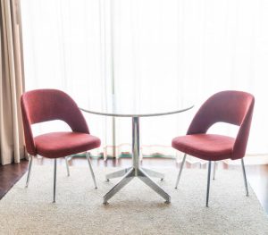 Dlaczego warto wybrać tapicerowane krzesła do salonu